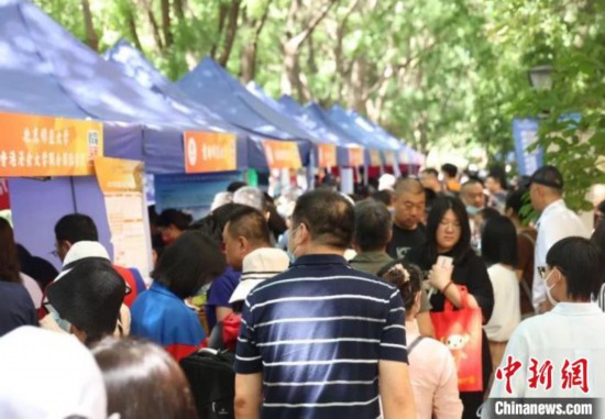   /></p><p >　　6月11日，一场高校联合咨询会在北京印刷学院举办，80余所京内外高校参与其中。　北京印刷学院供图</p><p>　　据介绍，经过65年的建设和发展，北京印刷学院现已成为在出版与传播、印刷与包装、设计与艺术三个领域具有明显优势和特色，国内唯一以出版为学科专业特色、为出版传媒全产业链培养人才的全日制高水平特色型高等院校，被誉为业界名校。学校现有11个一级学科硕士学位授权点，8个专业学位授权点，拥有国家级、北京市级一流本科专业建设点22个，今年27个本科专业招生。该校2023年在京招生计划大幅增加，由2022年的471人增至2023年的911人，重点增加了出版与传播、印刷与包装、设计与艺术等学校优势、特色领域的招生专业计划。</p><p style=