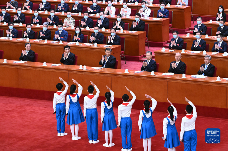 ></p><p>　　<span >6月19日，中国共产主义青年团第十九次全国代表大会在北京人民大会堂开幕。习近平、赵乐际、王沪宁、蔡奇、丁薛祥、李希等在主席台就座，祝贺大会召开。这是少先队员向大会献词。（新华社记者 燕雁/摄）</span></p><p>　　随后，8名少先队员向大会献词。他们用响亮的声音表达了从小听党话、跟党走，立志为党成才、为国奉献的坚定决心。</p><p>　　蔡奇代表党中央发表了题为《在强国建设民族复兴新征程上书写壮丽青春篇章》的致词。蔡奇向大会召开表示热烈的祝贺，向全国各族青年、全体共青团员、广大团干部和青少年工作者致以诚挚的问候。</p><p>　　蔡奇在致词中说，在党中央坚强领导下，团十八大以来，共青团坚持以习近平新时代中国特色社会主义思想为指导，认真贯彻习近平总书记关于青年工作的重要思想，全面从严管团治团，团的政治性、先进性、群众性不断增强，引领力、组织力、服务力不断提升。广大团员和青年听从党和人民的召唤，用青春的激情奏响了“清澈的爱、只为中国”的时代强音，用青春的行动践行了“请党放心、强国有我”的铮铮誓言。</p><p>　　蔡奇表示，中国青年和中国青年运动，从来都是在担当时代使命中彰显青春的使命，在推动时代进步中实现自身的进步。全面建成社会主义现代化强国、实现第二个百年奋斗目标，以中国式现代化全面推进中华民族伟大复兴，是党的中心任务，也是新时代中国青年运动和青年工作的鲜明主题。广大青年要牢记习近平总书记的谆谆教导，立志做有理想、敢担当、能吃苦、肯奋斗的新时代好青年，为强国建设、民族复兴挺膺担当，继续创造无愧于时代、无愧于人民、无愧于历史的新的青春业绩。共青团要坚持不懈用习近平新时代中国特色社会主义思想凝心铸魂，时刻对标对表党中央决策部署谋划和推动工作，更好团结带领广大青年奋进新征程、建功新时代，严于管团治团，在全方位、高标准锻造中焕发共青团昂扬向上的精神风貌，奋力书写新时代中国青年运动和青年工作的壮丽篇章。</p><p>　　中华全国总工会党组书记、书记处第一书记徐留平代表中华全国总工会、中华全国妇女联合会、中国文学艺术界联合会、中国作家协会、中国科学技术协会、中华全国归国华侨联合会、中华全国台湾同胞联谊会、中国残疾人联合会向大会致贺词。贺词指出，各群团组织要继续发扬优良传统，充分发挥各自优势，带领所联系群众更加信心满怀、更加斗志昂扬地紧跟党走在强国建设、民族复兴的大路上，共同谱写新时代党的群团工作新篇章。</p><p>　　阿东代表共青团第十八届中央委员会作了题为《在习近平新时代中国特色社会主义思想指引下　动员引领广大青年为全面建设社会主义现代化国家而团结奋斗》的报告。报告分为10个部分：在革命性磨砺中奋进的中国共青团；新时代中国青年的使命担当；用习近平新时代中国特色社会主义思想统领共青团工作；大力加强青年思想政治引领；组织青年争当中国式现代化建设的生力军；竭诚服务青年成长发展；巩固和扩大青年爱国统一战线；汇聚起构建人类命运共同体的青春力量；纵深推进共青团改革；坚定不移全面从严治团。</p><p>　　中共中央书记处书记，全国人大常委会、国务院、全国政协、中央军委有关领导同志出席会议。</p><p>　　中央和国家机关有关部门、各人民团体、北京市负责同志，部分在京离退休的曾在团中央书记处工作的老同志，首都各族各界团员青年代表等参加开幕会。</p></article>
</div><div class=