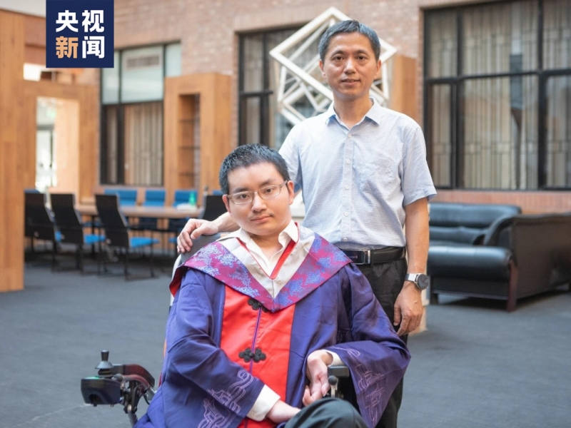 清华“轮椅博士”毕业了，他选择……