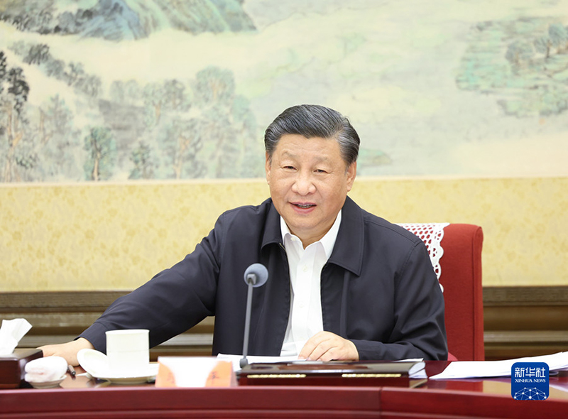 ></strong></p><p> <span >6月26日,中共中央总书记、国家主席、中央军委主席习近平在中南海同团中央新一届领导班子成员集体谈话并发表重要讲话。(新华社记者 鞠鹏/摄)</span></p><p> 新华社北京6月26日电 中共中央总书记、国家主席、中央军委主席习近平26日下午在中南海同团中央新一届领导班子成员集体谈话并发表重要讲话。他强调,党和国家事业的希望寄托在青年身上。希望共青团中央深入贯彻党中央要求,切实肩负起新时代新征程党赋予的使命任务,传承弘扬优良传统,坚持改革创新,更好把青年一代团结凝聚在党的周围,为推进强国建设、民族复兴伟业接续奋斗。</p><p> 中共中央政治局常委、中央书记处书记蔡奇参加集体谈话。</p><p> 习近平首先表示,党的十八大以来,党的青年工作取得了重大成就、发生了深刻变革,党对共青团和青年工作的领导全面加强,团的立身之本和政治之魂更加牢固,共青团工作的方向任务更加明确,团组织的政治性、先进性、群众性更加鲜明,团干部的思想作风、工作作风、生活作风更加积极健康向上,在广大青年群体中的形象焕然一新。过去5年,共青团围绕构建新发展格局、推动高质量发展、打赢脱贫攻坚战、抗击新冠疫情等重大任务,组织广大团员和青年积极参与、勇挑重担、冲锋在前,展现了新时代中国青年的勇气和担当。党中央对共青团和广大青年充分信任。</p><p> 习近平指出,党中央对团中央新一届领导班子寄予厚望。希望你们加强自身建设,发挥好模范带头作用,推动共青团事业和青年工作实现新的更大发展。</p><p> 习近平强调,把党的中心任务作为中国青年运动和青年工作的主题和方向,这是一百多年来中国青年运动和青年工作的一条基本经验。共青团作为党的助手和后备军,必须紧紧围绕党的二十大确定新时代新征程党的中心任务来开展工作,把住方向,奋发有为。实现强国建设、民族复兴宏伟目标,需要全党全国各族人民包括广大青年团结一致、全力以赴,继续爬坡过坎、攻坚克难。共青团要把牢新时代青年工作的主题,最广泛地把青年团结起来、组织起来、动员起来,激励广大青年增强历史责任感和使命感,激发强国有我的青春激情,在强国建设、民族复兴伟业中勇当先锋队、突击队。</p><p> 习近平指出,要着力加强对广大青年的政治引领。青年人有理想、敢担当、能吃苦、肯奋斗,中国青年才会有力量,党和国家事业发展才能充满希望。要加强对广大青年的理想信念教育,引导广大青年树立共产主义远大理想,坚定中国特色社会主义共同理想,坚定听党话、跟党走的政治信念,在强国建设、民族复兴的历史潮流中确立正确的人生目标,为一生的奋斗奠定基石。共青团要把加强对广大团员和青年的政治引领摆在首位,努力培养社会主义建设者和接班人,源源不断为党输送健康有活力的新鲜血液。要抓好面向广大团员和青年的主题教育,引导团员和青年认真学习领会新时代中国特色社会主义思想,努力掌握这一科学思想的世界观和方法论,善于运用贯穿其中的立场观点方法分析问题,提高对党的基本理论、基本路线、基本方略的领悟力。</p><p> 习近平强调,共青团要坚持围绕中心、服务大局,主动对接国家重大战略和重大任务,组织动员广大青年立足本职岗位,积极投身中国式现代化建设,在科技创新、乡村振兴、绿色发展、社会服务、卫国戍边等各领域各方面工作中争当排头兵和生力军,展现青春的朝气锐气。</p><p> 习近平指出,要顺应全面从严治党的要求,坚持问题导向,敢于刀刃向内,纵深推进团的改革,全面从严管团治团,坚定不移走好中国特色社会主义群团发展道路,不断保持和增强政治性、先进性、群众性,不断提高团组织的引领力、组织力、服务力。要坚持夯实基层的鲜明导向,不断扩大团组织的覆盖面,提升青年群众工作能力。广大团干部要倍加珍惜为党做青年工作的宝贵机会,不断提升政治能力、理论素养、群众工作本领,心无旁骛干好本职工作,用实打实的业绩赢得党的信任、赢得社会尊重、赢得青年口碑。</p><p> 习近平最后指出,各级党委(党组)要坚持党管青年工作原则,加强对共青团工作的领导和支持,建立和完善在党的领导下各部门齐抓共管青年发展事业的工作格局,支持共青团创造性开展工作。各级领导干部要倾注热忱做青年朋友的知心人、青年群众的引路人。</p><p style=