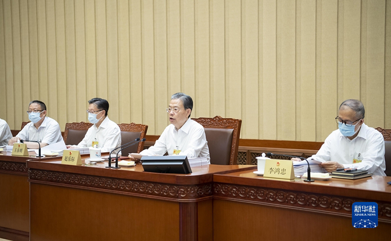 ></p><p> <span >6月26日上午,十四届全国人大常委会第三次会议在北京人民大会堂举行第一次全体会议。赵乐际委员长主持。(新华社记者 李涛/摄)</span></p><p> 常委会组成人员167人出席会议,出席人数符合法定人数。</p><p> 会议听取了全国人大宪法和法律委员会副主任委员徐辉作的关于无障碍环境建设法草案审议结果的报告。草案三审稿明确无障碍环境建设应当与适老化改造相结合;明确县级以上人民政府应当制定有针对性的无障碍设施改造计划并组织实施;完善既有住宅加装电梯等无障碍设施的规定等。</p><p> 会议听取了宪法和法律委员会副主任委员沈春耀作的关于对外关系法草案审议结果的报告。</p><p> 宪法和法律委员会认为上述两项草案已比较成熟,建议提请本次常委会会议审议通过。</p><p> 会议听取了宪法和法律委员会副主任委员袁曙宏作的关于行政复议法修订草案修改情况的汇报。草案二审稿进一步完善立法目的和原则;扩大行政复议范围,完善行政复议范围的有关规定;完善行政复议审理程序和决定体系;明确行政复议委员会的定位等。</p><p> 会议听取了宪法和法律委员会主任委员信春鹰作的关于海洋环境保护法修订草案修改情况的汇报。草案二审稿压实政府及其有关部门责任,增加目标责任制和考核评价制度、约谈制度;加强陆海统筹的海洋环境监督管理制度建设,健全排污许可管理、环境保护设施验收制度;加强海洋生态保护,强化生态保护红线和自然岸线管控,健全生态保护补偿制度等。</p><p> 为了加强新时代爱国主义教育,传承和弘扬爱国主义精神,凝聚全面建设社会主义现代化国家、全面推进中华民族伟大复兴的磅礴力量,委员长会议提出关于提请审议爱国主义教育法草案的议案。受委员长会议委托,全国人大常委会法制工作委员会副主任许安标作了说明。</p><p> 为了保障粮食有效供给,确保国家粮食安全,提高防范和抵御粮食安全风险能力,维护经济社会稳定,维护国家安全,国务院提出了关于提请审议粮食安全保障法草案的议案。受国务院委托,司法部部长贺荣作了说明。</p><p> 党的二十大对深化党和国家机构改革作出重要部署,党的二十届二中全会审议通过《党和国家机构改革方案》。深化全国人大机构改革作为党和国家机构改革的一项重要任务,重点是组建全国人大常委会代表工作委员会。贯彻落实党中央决策部署,依照全国人大组织法的规定,委员长会议提出了关于提请审议关于设立全国人民代表大会常务委员会代表工作委员会的决定草案的议案。受委员长会议委托,全国人大常委会秘书长刘奇作了说明。</p><p> 为了更好学习宣传贯彻习近平生态文明思想,深化习近平生态文明思想的大众化传播,提高全社会生态文明意识,增强全民生态环境保护的思想自觉和行动自觉,推动生态文明建设不断取得新成效,国务院提出了关于提请审议关于设立全国生态日的决定草案的议案。受国务院委托,国家发展和改革委员会副主任赵辰昕作了说明。</p><p> 受国务院委托,国家邮政局局长赵冲久作了关于提请审议批准《万国邮政联盟组织法第九附加议定书》的议案的说明。</p><p> 受国务院委托,中国民用航空局局长宋志勇作了关于提请审议批准《关于制止非法劫持航空器的公约的补充议定书》的议案的说明。</p><p> 受国务院委托,财政部部长刘昆作了关于2022年中央决算的报告。报告指出,2022年中央决算情况总体较好。中央一般公共预算收入94887.14亿元,为预算的100%。中央一般公共预算支出132512.65亿元,完成预算的98.9%。收支总量相抵,中央财政赤字26500亿元,与预算持平。下一步将重点做好六项工作:加力提效实施积极的财政政策,加强重点领域支出保障,兜牢基层“三保”底线,有效防范化解地方政府债务风险,加大财会监督力度,扎实做好审计整改“下半篇文章”。</p><p> 受国务院委托,审计署审计长侯凯作了关于2022年度中央预算执行和其他财政收支的审计工作报告。在报告了中央财政管理、中央部门预算执行、重大项目和重点民生资金、国有资产管理等方面的审计情况,以及重大违纪违法问题线索情况后,报告提出了四项审计建议:推动宏观调控政策统筹兼顾,增强时效性和精准性;稳步推进重点领域和关键环节改革,为实现高质量发展打下坚实基础;着力防范化解重大经济金融风险隐患,严格监督约束权力运行;加强财政资金绩效管理,严肃财经纪律。</p><p> 会议听取了全国人大财政经济委员会副主任委员史耀斌作的关于2022年中央决算草案审查结果的报告。财经委认为,在以习近平同志为核心的党中央坚强领导下,国务院及其财政等部门坚持稳中求进工作总基调,统筹发展和安全,积极的财政政策提升效能,更加注重精准、可持续,为推动经济社会平稳运行发挥了重要作用。2022年中央决算情况总体是好的,符合预算法规定,建议批准该草案。</p><p> 会议听取了赵辰昕受国务院委托作的关于区域协调发展情况的报告。报告介绍了党的十八大以来区域协调发展取得的历史性成就、面临的挑战和问题,以及进一步促进区域协调发展的六项措施:统筹推进四大板块发展,增强区域发展平衡性协调性;深入实施区域重大战略;大力支持特殊类型地区发展;着力推动重要功能区建设,保障国家粮食生态能源安全;进一步扩大制度型开放,形成高水平区域开放新格局;建立健全区域协调发展新机制。</p><p> 今年5月,全国人大常委会对特种设备安全法实施情况开展了执法检查。会议听取了全国人大常委会副委员长肖捷作的关于检查特种设备安全法实施情况的报告。报告介绍了开展执法检查的重要意义与特点、法律实施取得的积极成效和存在的突出问题,提出要夯实制造业基础,支持特种设备行业高质量发展;压实企业安全主体责任,推进本质安全落到实处;强化支撑保障,提升安全监管效能;进一步落实多元共治要求,增强法律实施效果;健全住宅电梯综合治理,解决人民群众急难愁盼问题;明确相关规则,完善特种设备法律制度体系。</p><p> 会议审议了赵乐际委员长访问摩洛哥、塞内加尔和马来西亚情况的书面报告。</p><p> 会议审议了国务院关于中国(海南)自由贸易试验区暂时调整适用有关法律规定情况的中期报告。</p><p> 会议还审议了有关任免案等。</p><p> 全国人大常委会副委员长李鸿忠、王东明、郑建邦、丁仲礼、郝明金、蔡达峰、何维、武维华、铁凝、彭清华、张庆伟、雪克来提·扎克尔出席会议。</p><p> 国务委员李尚福,最高人民法院院长张军,最高人民检察院检察长应勇,国家监察委员会负责同志,全国人大各专门委员会成员,各省区市人大常委会负责同志,部分副省级城市人大常委会主要负责同志,部分全国人大代表,有关部门负责同志等列席会议。</p></article>
</div><div class=