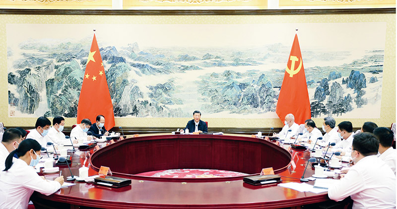 ></p><p>　<span >　2023年6月26日，中共中央总书记、国家主席、中央军委主席习近平在中南海同团中央新一届领导班子成员集体谈话并发表重要讲话。（新华社记者 鞠鹏/摄）</span></p><p>　　共产党人对理想的追求就是对真理的追求。李大钊说：“人生最高之理想，在求达于真理。”正是因为坚信马克思主义“乃是宇宙的真理”，坚信“试看将来的环球，必是赤旗的世界”，一代又一代共产党人甘愿舍生忘死、前赴后继。1941年，时任鄂西特委书记何功伟被捕入狱。面对敌人一次次严刑拷打、一次次劝降利诱，他毫不畏惧、不为所动，高唱《国际歌》英勇就义，年仅26岁。何功伟在给父亲的信中写道，儿献身真理，早具决心，除慷慨就死外，绝无他途可循，为天地存正气，为个人全人格，成仁取义，此正其时。</p><p>　　理想就是远大志向。马克思在《青年在选择职业时的考虑》一文中指出：“历史承认那些为共同目标劳动因而自己变得高尚的人是伟大人物，经验赞美那些为大多数人带来幸福的人是最幸福的人。”党员干部只有胸怀天下、志存高远，不忘初心使命，把人生理想融入党和人民事业之中，把为人民幸福而奋斗作为自己最大的幸福，才能拥有高尚的、充实的人生。</p><p>　　实现共产主义理想是一个漫长过程，但不能因此认为那就是虚无缥缈的海市蜃楼，就不去为之奋斗。只要每个共产党人都从自己做起，从眼前的事情做起，一步一个脚印奋斗，一代又一代人接力，“英特纳雄耐尔”就一定会实现。去年“七一”建党一百周年之际，党中央隆重表彰了29名“七一勋章”获得者，他们身上有一个共同品质，就是把坚定理想信念体现在本职岗位上、落实在具体行动中。治沙造林的模范石光银，带领群众同荒沙碱滩不屈斗争40多年，在毛乌素沙漠南缘筑起了一条长达100多里的“绿色长城”。人民教师张桂梅，拖着病体在云南华坪县创办了全国第一所全免费女子高中，帮助1800多名贫困山区女孩圆梦大学。他们为我们树起了榜样。</p><p>　　坚定理想信念，必先知之而后信之，信之而后行之。大家一定要明白，理想信念不是拿来喊空头口号的，只有见诸行动才有说服力。大家还要牢记，坚定理想信念不是一阵子而是一辈子的事，要常修常炼、常悟常进，无论顺境逆境都坚贞不渝，经得起大浪淘沙的考验。</p><p>　　<strong>第二，守住拒腐防变防线。</strong>这个问题，我是反复讲、经常讲。这是因为从现实情况看，确有响鼓重槌的必要。</p><p>　　腐败是最容易导致政权颠覆的严重问题。党的十八大以来，我们党站在跳出历史周期率的高度坚定推进自我革命，持续正风肃纪反腐，有效净化了党内政治生态。党中央向全党全社会表明了反腐败的坚强决心，展示了零容忍的坚定意志。在这种情况下，还想搞歪门邪道、走旁门左道，那就是飞蛾扑火，只有请君入瓮了！我在十九届中央纪委六次全会上强调，年轻干部必须牢记清廉是福、贪欲是祸的道理，经常对照党的理论和路线方针政策、对照党章党规党纪、对照初心使命，看清一些事情该不该做、能不能干，守住拒腐防变的防线。希望大家谨记在心，时刻自重自省，严守纪法规矩。</p><p>　　守住拒腐防变防线，最紧要的是守住内心。古人讲：“心不可乱，则利至而必知，害至而必察。”《元史》中记载了理学家许衡的一个故事：某个炎炎夏日，许衡外出，看见行人纷纷到路边的一棵梨树下摘梨解渴，他却不去摘。有人问他，如今兵荒马乱的，这棵梨树已经没有主人了，你为什么不去摘梨吃呢？许衡回答说：“梨虽无主，我心有主。”对党员干部来说，只有正心明道、怀德自重，才能在任何时候任何情况下都不放纵、不越轨、不逾矩。反观那些违法乱纪的干部，缺的就是这种修为和定力，无一不是从心里破防开始走向堕落的。有的讲求攀比，看到一些老板挥金如土、花天酒地，就心态失衡。有的贪图享乐，感叹人生苦短，不如及时行乐。有的投桃报李，把商品交换那一套搬到履职用权中来，以为“替人办事，拿人钱财”是理所当然的。有的自我膨胀，一朝身居要职就飘飘然，在阿谀奉承中得意忘形，在温水煮青蛙中放松警惕。有的心存侥幸，认为被抓的都是“倒霉蛋”，只要自己手段高明点、手法隐蔽些就能瞒天过海。</p><p>　　古人说：“天下之难持者莫如心，天下之易染者莫如欲。”年轻干部一定要勤掸“思想尘”、多思“贪欲害”、常破“心中贼”，以内无妄思保证外无妄动。我看到一份材料，徐州市有一名受查处的女干部在忏悔书中给自己算了“七笔账”，包括“政治账，自毁前程永难忘”，“经济账，倾家荡产悔难当”，“名誉账，身败名裂苦酒尝”，“家庭账，夫离女散梦断肠”，“亲情账，众叛亲离两茫茫”，“自由账，身陷牢笼盼阳光”，“健康账，身心憔悴恨夜长”，发人深省！</p><p>　　守住拒腐防变防线，要从小事小节上守起。小洞不补，大洞吃苦。一个人蜕化变质往往是从吃喝玩乐起步的。为什么党中央要从八项规定入手抓党风廉政建设？就是因为“四风”和腐败问题互为表里，是腐败滋长的温床。但是，尽管党中央三令五申，仍有些人置若罔闻、顶风违纪。八项规定是党中央立下的铁规矩，决不能不当回事。有的人认为，吃吃饭、喝喝酒是人情世故，觉得抹不开面子。有什么抹不开面子的？是遵规守纪重要，还是人情往来重要？这个问题都想不清楚，还能干什么事！我说了，对执行中央八项规定，要越往后执纪越严。对新选拔的年轻干部，凡是违反了要一律从严查处，出现此类问题要一票否决，典型的还要予以组织处理。</p><p style=