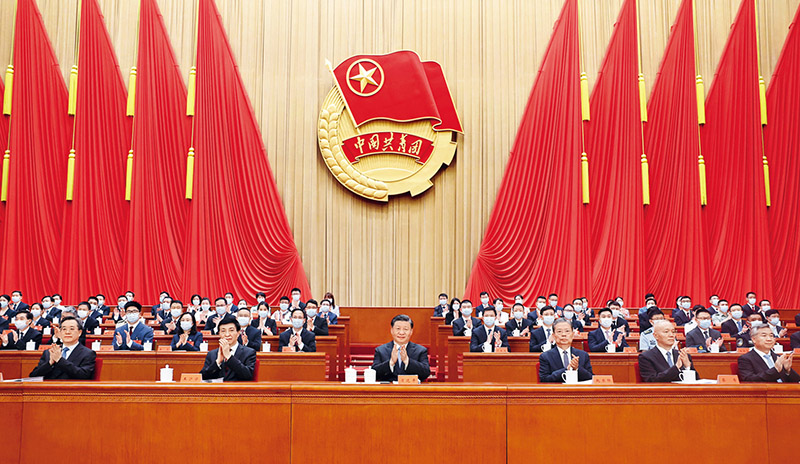 ></p><p>　　<span >2023年6月19日，中国共产主义青年团第十九次全国代表大会在北京人民大会堂开幕。习近平、赵乐际、王沪宁、蔡奇、丁薛祥、李希等在主席台就座，祝贺大会召开。 （新华社记者 鞠鹏/摄）</span></p><p>　　现在社会十分复杂，利益关系盘根错节，诱惑考验形形色色，干部要守住守牢拒腐防变防线，不是设一道、两道关口就够了，而是要层层设防、处处设防。一是要守住政治关。在党的纪律规矩中，政治纪律和政治规矩是最根本、最重要的。要时刻绷紧旗帜鲜明讲政治这根弦，在大是大非面前、在政治原则问题上做到头脑特别清醒、立场特别坚定，决不当两面派、做两面人，决不拿党的原则做交易，决不搞“七个有之”那一套。二是要守住权力关。要懂得权力是把“双刃剑”，始终保持对权力的敬畏感，坚持公正用权、依法用权、为民用权、廉洁用权，不能把公权力变成谋取个人或利益集团、“小圈子”私利的工具，不能成为任何利益集团、权势团体、特权阶层的代言人、代理人。三是要守住交往关。干部不是生活在真空中，必要的人际交往是不可避免的，但交往必须有原则、有规矩，给自己装上“防火墙”、“过滤网”，不断净化社交圈、生活圈、朋友圈。四是要守住生活关。培养健康情趣，崇尚简朴生活，有一种“不义而富且贵，于我如浮云”的定力，保持共产党人本色。五是要守住亲情关。从查处的案件看，不少存在“全家腐”的问题，有的是自己不正，带坏了亲属子女；有的是经不住“枕边风”、“膝下雨”，被亲属子女拖下水。“积善之家必有余庆，积不善之家必有余殃。”党员干部要严格家教家风，既要自己以身作则，又要对亲属子女看得紧一点、管得勤一点，坚决防止他们打着自己的旗号搞特权、谋私利，坚决防止他们被“围猎”、被利用。</p><p>　　拒腐防变，既要靠年轻干部严格自律，还要靠组织上严格教育管理，越是重点选拔的干部越要重点管理，越是有培养潜力的干部越要严格要求，决不能一选了之。</p><p>　　<strong>第三，树立和践行正确政绩观。</strong>当干部就要干事，就要创造业绩，否则是立不住的。创造业绩，必须解决好为谁创造业绩、创造什么样的业绩、怎样创造业绩的问题，也就是要解决好政绩观问题。</p><p>　　说到底，树立和践行正确政绩观，起决定性作用的是党性。只有党性坚强、摒弃私心杂念，才能保证政绩观不出偏差。现在，一些领导干部做事动机并不那么纯正，把干事和个人名利捆绑在一起。有的为了获取升迁资本，重显绩轻潜绩、重面子轻里子，好大喜功、急功近利。有的为了迎合上级、讨领导欢心，热衷于打造领导“可视范围”内的项目工程，不怕群众不满意、就怕领导不注意。有的为了给自己留名、替自己立碑，喜欢“做秀”而不是“做事”，热衷于“造势一时”而不是“造福一方”。有的有了一点成绩，就伸手向组织要回报，如果三五年没有动静就觉得组织上亏待了他。大家一定要牢记创造业绩的目的是为人民谋利益，真正把心思和精力放在为党和人民干事创业上。</p><p>　　共产党人必须牢记，为民造福是最大政绩。我们谋划推进工作，一定要坚持全心全意为人民服务的根本宗旨，坚持以人民为中心的发展思想，坚持发展为了人民、发展依靠人民、发展成果由人民共享，把好事实事做到群众心坎上。什么是好事实事，要从群众切身需要来考量，不能主观臆断，不能简单化、片面化。当年，我在地方工作时，针对一些干部片面追求经济增长而忽视群众实际需求的情况专门强调：必须明确好事实事的概念，扶持经济发展，帮助群众富裕起来是好事实事；弘扬社会正气，打击“害群之马”，丰富群众业余生活，创造良好社会环境，也是好事实事；解决群众衣食住行之苦、生老病死之需，是好事实事；甚至远处僻土深山的群众买不到灯泡、肥皂之类针头线脑的小事，得到我们的关心解决，也是好事实事。我就是要告诉大家：哪里有人民需要，哪里就能做出好事实事，哪里就能创造业绩；业绩好不好，要看群众实际感受，由群众来评判。当时我还强调：有些事情是不是好事实事，不能只看群众眼前的需求，还要看是否会有后遗症，是否会“解决一个问题，留下十个遗憾”。我讲的这些观点，现在也是适用的。</p><p>　　实现第二个百年奋斗目标，我们要坚持党的基本路线，坚持以经济建设为中心，但在新形势下发展不能穿新鞋走老路，必须完整、准确、全面贯彻新发展理念，加快构建新发展格局，推动高质量发展。大多数干部能够积极适应新的发展要求，但也有一些干部跟不上。有的以为发展就是上项目、搞投资、扩规模，甚至依然把“两高”项目作为促进经济增长的重要手段；有的过度举债搞建设，盲目扩张铺摊子；有的方式方法简单粗暴，“一刀切”、运动式搞“碳冲锋”，大面积“拉闸限电”，严重影响企业生产和群众生活，等等。新发展理念是一个整体，一定要在完整把握、准确理解、全面落实上下功夫。</p><p>　　党员干部干事创业必须实事求是、求真务实，来不得半点虚浮。按规律办事、按规矩做事，是党员干部必须坚守的原则。现实中，有的干部干事热情很高，但缺乏科学精神、求实态度，结果不仅没有出业绩，反而带来了一堆问题。去年底，在中央经济工作会议上，我批评了一些干部不敬畏历史、不敬畏文化、不敬畏生态，违规决策、滥用权力的现象。要坚持一切从实际出发，深入调查研究，加强科学论证，防止拍脑袋决策、拍胸脯蛮干。1941年8月，毛泽东同志在主持起草的《中共中央关于调查研究的决定》中指出：“我党现在已是一个担负着伟大革命任务的大政党，必须力戒空疏，力戒肤浅，扫除主观主义作风，采取具体办法，加重对于历史，对于环境，对于国内外、省内外、县内外具体情况的调查与研究。”这个决定还提出了不少调查研究的具体方法，包括邀集有经验的人开调查会，个别口头询问，收集县志、府志、省志、家谱加以研究等。这些要求和方法，至今仍然具有重要启示意义。</p><p>　　业绩都是干出来的，真干才能真出业绩、出真业绩。党的十八大以来，我们之所以能够在加强党的全面领导、全面建成小康社会、打赢脱贫攻坚战、加强科技攻关、把握宣传思想文化主导权、保障和改善民生、有效开展疫情防控、加强生态环境治理、推进重大改革、加快国防和军队现代化建设、推动香港由乱转治、推动反腐败斗争取得压倒性胜利并全面巩固等方面取得突出成绩，关键就在于以钉钉子精神抓部署、抓落实、抓督查，不获全胜决不收兵。面对新形势新任务，党员干部一定要真抓实干，务实功、出实招、求实效，善作善成，坚决杜绝口号式、表态式、包装式落实的做法。对当务之急，要立说立行、紧抓快办，不能慢慢吞吞、拖拖拉拉。对长期任务，要保持战略定力和耐心，坚持一张蓝图绘到底，滴水穿石，久久为功。要强化精准思维，坚持“致广大而尽精微”，做到谋划时统揽大局、操作中细致精当，以绣花功夫把工作做扎实、做到位。</p><p>　　<strong>第四，练就过硬本领。</strong>古人说：“君子不患位之不尊，而患德之不崇；不耻禄之不夥，而耻智之不博。”年轻干部要成为栋梁之才，既要德配其位，也要才配其位，正所谓“有才无德会坏事，有德无才会误事，有德有才方能干成事”。</p><p>　　现在，我们已经开启了全面建设社会主义现代化国家、向第二个百年奋斗目标进军新征程，这对干部能力和素质提出了更高要求。不少年轻干部走上了新的领导岗位。这其中，有的是从专业领域跨界转到了综合性岗位，虽然基本素质不错，但实际领导才干还要增强；有的是跨地域交流的，对新任职地方的实际情况还不太了解和熟悉。如果不抓紧加油充电，不主动学习适应，自以为是，盲目自大，就干不好工作，有时还会铸成不可挽回的错误。</p><p>　　要胜任领导工作，需要掌握的本领是很多的。最根本的本领是理论素养。马克思主义立场、观点、方法是做好工作的看家本领，是指导我们认识世界、改造世界的强大思想武器。现在，全党理论学习氛围比过去浓厚多了，但也有些同志浅尝辄止、一知半解，没有真正学到手、学到家，有的还是习惯于凭老经验办事。干好工作要靠经验，但不能陷入经验主义。一个人积累的经验毕竟有限，而且已有的经验也不能生搬硬套，要以工作、时间、地点、条件变化为转移。形势在不断发展，任务也在不断发展，很多矛盾和问题是我们没有遇到、没有处理过的。如果固守着过去的认识和经验不动，守株待兔，刻舟求剑，就难以适应变化了的实际，也难以有效推动工作。党员干部一定要加强理论学习、厚实理论功底，自觉用新时代党的创新理论观察新形势、研究新情况、解决新问题，使各项工作朝着正确方向、按照客观规律推进。</p><p>　　立身百行，以学为先。对领导干部来说，依靠学习提高能力素质，这就是“学者非必为仕，而仕者必为学”的道理所在。有了对事业的责任心，才会有学习的内驱力、刻苦劲。革命战争年代，我们党的许多干部和战士文化程度并不高，有的甚至大字不识几个，但为了适应革命任务需要，他们就如饥似渴、见缝插针学习。长征途中，有的红军战士把字贴在后背上，后面的人边行军边认字。如今，我们的学习条件不知道比过去好多少了，还不好好学习、抓紧学习就说不过去了。</p><p>　　“纸上得来终觉浅，绝知此事要躬行。”所有实际能力的获得都要靠实践。毛泽东同志之所以成为伟大的军事家，就是因为他善于在革命战争实践中总结经验、把握规律，并从理论上加以概括。正如他自己所说的：“从战争学习战争——这是我们的主要方法。”大家一定要坚持理论和实践相结合，注重在实践中学真知、悟真谛，加强磨练、增长本领。这方面，关键是要虚心用心，甘当“小学生”，不懂就问、不耻下问，切忌主观臆断、不懂装懂。</p><p style=