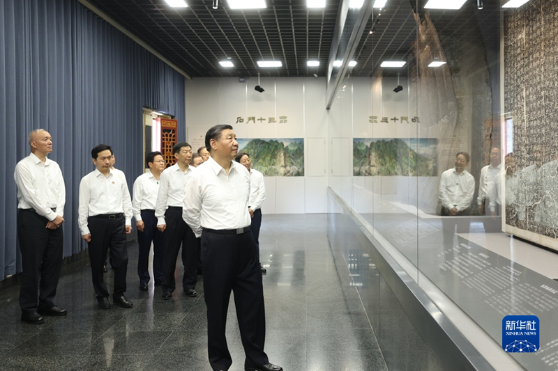 ></p><p>　　<span >7月29日，中共中央总书记、国家主席、中央军委主席习近平在四川考察结束返京途中，来到陕西省汉中市考察。这是习近平参观汉中市博物馆有关历史文物展陈。（新华社记者 鞠鹏/摄）</span></p><p>　　途中，习近平考察了地处汉江汉中城区段的天汉湿地公园，称赞这里是市民“幸福园”。习近平强调，汉江及其支流是南水北调中线工程的主要水源汇集区和供给地，保护好这一区域的湿地资源责任重大、意义深远。生态公园建设要顺应自然，加强湿地生态系统的整体性保护和系统性修复，促进生态保护同生产生活相互融合，努力建设环境优美、绿色低碳、宜居宜游的生态城市。</p><p>　　中共中央政治局常委、中央办公厅主任蔡奇陪同考察。</p><p>　　李干杰、何立峰及中央和国家机关有关部门负责同志陪同考察，主题教育中央第十二指导组负责同志参加汇报会。</p></article>
</div><div class=