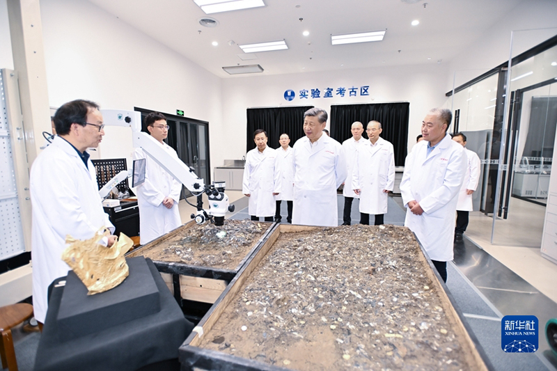 ></span></p><p>　　<span >7月25日至27日，中共中央总书记、国家主席、中央军委主席习近平在四川考察。这是26日下午，习近平在位于德阳市广汉市的三星堆博物馆文物保护与修复馆，同现场工作人员亲切交流。（新华社记者 李涛/摄）</span></p><p>　　27日上午，习近平听取了四川省委和省政府工作汇报，对四川各项工作取得的成绩给予肯定，希望四川在推进科技创新和科技成果转化上同时发力，在建设现代化产业体系上精准发力，在推进乡村振兴上全面发力，在筑牢长江黄河上游生态屏障上持续发力。</p><p>　　习近平指出，以科技创新开辟发展新领域新赛道、塑造发展新动能新优势，是大势所趋，也是高质量发展的迫切要求，必须依靠创新特别是科技创新实现动力变革和动能转换。四川要发挥高校和科研机构众多、创新人才集聚的优势和产业体系较为完善、产业基础雄厚的优势，在科技创新和科技成果转化上同时发力。要完善科技创新体系，积极对接国家战略科技力量和资源，优化完善创新资源布局，努力攻克一批关键核心技术，着力打造西部地区创新高地。</p><p>　　习近平强调，四川是我国发展的战略腹地，在国家发展大局特别是实施西部大开发战略中具有独特而重要的地位。要依托制造业的独特优势，积极服务国家产业链供应链安全，高质量对接东部沿海地区产业新布局。要把发展特色优势产业和战略性新兴产业作为主攻方向，加快改造提升传统产业，前瞻部署未来产业，促进数字经济与实体经济深度融合，构建富有四川特色和优势的现代化产业体系。要科学规划建设新型能源体系，促进水风光氢天然气等多能互补发展。要强化粮食和战略性矿产资源等生产供应，打造保障国家重要初级产品供给战略基地。要坚持“川渝一盘棋”，加强成渝区域协同发展，构筑向西开放战略高地和参与国际竞争新基地，尽快成为带动西部高质量发展的重要增长极和新的动力源。</p><p>　　习近平指出，要巩固脱贫攻坚成果，把乡村振兴摆在治蜀兴川的突出位置，更好扛起粮食、生猪、油料等重要农产品稳产保供责任。要抓住种子和耕地两个要害，加强良种和良田的配套，打造新时代更高水平的“天府粮仓”。要在产业发展、乡村建设、乡村治理等方面，聚焦群众反映强烈、能抓得住、抓几年就能见到成效的几件事，集中资源，加快突破，形成标志性成果。要学习运用浙江“千万工程”经验，聚焦小切口，锲而不舍、久久为功。农村宅基地改革要守住底线。要把住土地流转关，不能借流转之机搞“非农化”。要加强社会保障体系城乡统筹，推动基本公共服务城乡均等化。</p><p>　　习近平强调，四川是长江上游重要的水源涵养地、黄河上游重要的水源补给区，也是全球生物多样性保护重点地区，要把生态文明建设这篇大文章做好。要坚持山水林田湖草沙一体化保护和系统治理，强化国土空间管控和负面清单管理，严格落实自然保护地、生态保护红线监管制度。要加快建立以国家公园为主体的自然保护地体系。要推行草原森林河流湖泊湿地休养生息。要加快调整优化产业结构、能源结构、交通运输结构、用地结构，推进资源集约节约利用，积极倡导绿色低碳生产生活方式。要以更高标准打好蓝天、碧水、净土保卫战，积极探索生态产品价值实现机制，完善生态保护补偿机制，提升生态环境治理现代化水平。</p><p>　　习近平指出，四川是自然灾害频发之地，要健全应急管理体系，加强应急力量建设，形成长效机制，系统提升防灾减灾救灾能力。7、8月份长江流域进入主汛期，要全面落实防汛救灾主体责任，做好防汛抗洪救灾各项应对准备工作。要科学救灾，防止发生次生灾害，最大限度减少人员伤亡和财产损失，尽快恢复正常生产生活秩序。要落实落细安全生产责任制，全面排查安全生产隐患，坚决防范和遏制重特大安全生产事故发生，切实保障人民生命财产安全。</p><p>　　习近平强调，第一批主题教育只剩下一个多月时间，各级党组织要落实党中央部署，善始善终、慎终如始，务求实效。要对主题教育的实效进行科学、客观评估。检验理论学习成效，要看党的创新理论是否入心见行、党员干部是否做到善思善用；检验调查研究成效，要看是否摸清社情民意、是否解决实际问题；检验推动发展成效，要看高质量发展是否有新突破、人民生活品质是否有新提升；检验检视整改成效，要看问题症结是否找准、整改整治是否到位；检验干部队伍教育整顿成效，要看思想不纯和组织不纯现象是否纠正、政治隐患是否消除。评估成效要用事实说话，开门抓评估，让群众评价，确保评估客观真实。评估主题教育成效，很重要的一个方面是看形式主义、官僚主义是否得到有效解决，要对形式主义、官僚主义的东西来一次检视，分析根源，对症下药，切实改出实效。要开好领导班子专题民主生活会和基层党组织组织生活会，结合学查改开展批评和自我批评。</p><p style=