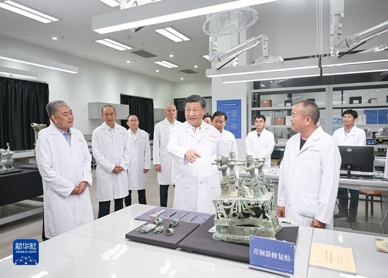 ></p><p>　<span >　7月25日至27日，中共中央总书记、国家主席、中央军委主席习近平在四川考察。这是26日下午，习近平在位于德阳市广汉市的三星堆博物馆文物保护与修复馆，同现场工作人员亲切交流。（新华社记者 谢环驰/摄）</span></p><p style=