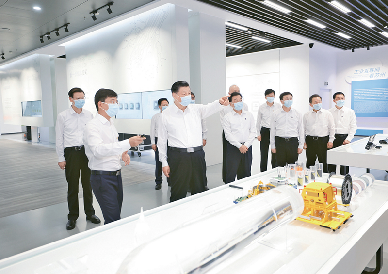 ></p><p>　　<span >2023年7月5日至7日，中共中央总书记、国家主席、中央军委主席习近平在江苏考察。这是5日下午，习近平在苏州工业园区考察。（新华社记者 鞠鹏/摄）</span></p><p>　　<strong>第四，加强基础研究人才队伍建设。</strong>加强基础研究，归根结底要靠高水平人才。近年来，我国深入实施人才强国战略，深化人才体制机制改革，取得显著成效，但基础研究人才队伍仍有明显短板。必须下气力打造体系化、高层次基础研究人才培养平台，让更多基础研究人才竞相涌现。</p><p>　　要加大各类人才计划对基础研究人才支持力度，培养使用战略科学家，支持青年科技人才挑大梁、担重任，积极引进海外优秀人才，不断壮大科技领军人才队伍和一流创新团队。要明确“破四唯”后怎么“立”的评价方式和标准，完善基础研究人才差异化评价和长周期支持机制，赋予科技领军人才更大的人财物支配权和技术路线选择权，构建符合基础研究规律和人才成长规律的评价体系。要加强科研学风作风建设，坚持科学监督与诚信教育相结合，纵深推进科研作风学风治理，引导科技人员摒弃浮夸、祛除浮躁，坐住坐稳“冷板凳”。要坚持走基础研究人才自主培养之路，深入实施 “中学生英才计划”、“强基计划”、“基础学科拔尖学生培养计划”，优化基础学科教育体系，发挥高校特别是“双一流”高校基础研究人才培养主力军作用，加强国家急需高层次人才培养，源源不断地造就规模宏大的基础研究后备力量。</p><p style=