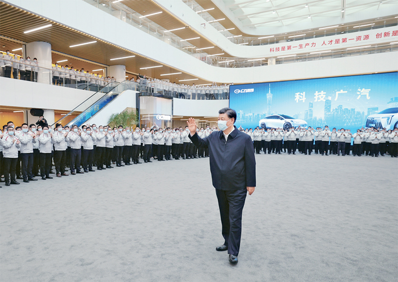 ></p><p>　<span >　2023年4月10日至13日，中共中央总书记、国家主席、中央军委主席习近平在广东考察。这是12日下午，习近平在广汽研究院向职工们挥手致意。（新华社记者 鞠鹏/摄）</span></p><p>　　<strong>第五，广泛开展基础研究国际合作。</strong>当前，国际科技合作面临少数国家单边主义、保护主义的冲击和挑战。人类要破解共同发展难题，比以往任何时候都更需要国际合作和开放共享，没有一个国家可以成为独立的创新中心或独享创新成果。我国要坚持以更加开放的思维和举措扩大基础研究等国际交流合作，营造具有全球竞争力的开放创新生态。</p><p>　　我们要构筑国际基础研究合作平台，牵头实施国际大科学计划和大科学工程，设立面向全球的科学研究基金，加大国家科技计划对外开放力度，围绕气候变化、能源安全、生物安全、外层空间利用等全球问题，拓展和深化中外联合科研。要前瞻谋划和深度参与全球科技治理，参加或发起设立国际科技组织，支持国内高校、科研院所、科技组织同国际对接，完善法律法规、伦理审查规则和监管框架。我们要敢于斗争、善于斗争，努力增进国际科技界开放、信任、合作，以更多重大原始创新和关键核心技术突破为人类文明进步作出新的更大贡献，并有效维护我国的科技安全利益。</p><p>　　<strong>第六，塑造有利于基础研究的创新生态。</strong>开展基础研究既需要物质保障，更需要精神激励。我国几代科技工作者通过接续奋斗铸就的“两弹一星”精神、西迁精神、载人航天精神、科学家精神、探月精神、新时代北斗精神等，共同塑造了中国特色创新生态，成为支撑基础研究发展的不竭动力。</p><p>　　要在全社会大力弘扬追求真理、勇攀高峰的科学精神，广泛宣传基础研究等科技领域涌现的先进典型和事迹，教育引导广大科技工作者传承老一辈科学家以身许国、心系人民的光荣传统，把论文写在祖国的大地上，把科研成果应用在全面建设社会主义现代化国家的伟大事业中。要加强国家科普能力建设，深入实施全民科学素质提升行动，线上线下多渠道传播科学知识、展示科技成就，树立热爱科学、崇尚科学的社会风尚。要切实推进科教融汇，在教育“双减”中做好科学教育加法，播撒科学种子，激发青少年好奇心、想象力、探求欲，培育具备科学家潜质、愿意献身科学研究事业的青少年群体。</p><p>　　各级党委和政府要把加强基础研究纳入科技工作重要日程，加强统筹协调，加大政策支持力度，推动基础研究实现高质量发展。各级领导干部要学习科技知识、发扬科学精神，主动靠前为科技工作者排忧解难、松绑减负、加油鼓劲，把党中央关于科技创新的一系列战略部署落到实处。</p><p>　<span style=