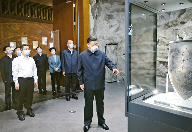 ></p><p>　　<span >2023年6月2日，中共中央总书记、国家主席、中央军委主席习近平在北京出席文化传承发展座谈会并发表重要讲话。这是座谈会前，习近平2日下午在中国历史研究院考察。（新华社记者 鞠鹏/摄）</span></p><p>　　第三，“结合”筑牢了道路根基。我们的社会主义为什么不一样？为什么能够生机勃勃、充满活力？关键就在于中国特色。中国特色的关键就在于“两个结合”。中国特色社会主义道路首先是社会主义，这是从马克思主义那里来的；同时，中国文化中朴素的社会主义元素也提供了中国接受马克思主义的文化基础。建设中国特色社会主义，我们的道路越走越宽广、越走越坚定。在中国特色社会主义新时代，党和国家的事业之所以取得了历史性成就、发生了历史性变革，一个重要原因就是我们坚持了“两个结合”。中国特色社会主义道路是在马克思主义指导下走出来的，也是从五千多年中华文明史中走出来的；“第二个结合”让中国特色社会主义道路有了更加宏阔深远的历史纵深，拓展了中国特色社会主义道路的文化根基。中国式现代化是强国建设、民族复兴的康庄大道。中国式现代化赋予中华文明以现代力量，中华文明赋予中国式现代化以深厚底蕴。中国式现代化是赓续古老文明的现代化，而不是消灭古老文明的现代化；是从中华大地长出来的现代化，不是照搬照抄其他国家的现代化；是文明更新的结果，不是文明断裂的产物。中国式现代化是中华民族的旧邦新命，必将推动中华文明重焕荣光。</p><p>　　第四，“结合”打开了创新空间。“结合”本身就是创新，同时又开启了广阔的理论和实践创新空间。“第二个结合”让我们掌握了思想和文化主动，并有力地作用于道路、理论和制度。从这个角度看，我们党开创的人民代表大会制度、政治协商制度，与中华文明的民本思想，天下共治理念，“共和”、“商量”的施政传统，“兼容并包、求同存异”的政治智慧都有深刻关联。我们没有搞联邦制、邦联制，确立了单一制国家形式，实行民族区域自治制度，就是顺应向内凝聚、多元一体的中华民族发展大趋势，承继九州共贯、六合同风、四海一家的中国文化大一统传统。更重要的是，“第二个结合”是又一次的思想解放，让我们能够在更广阔的文化空间中，充分运用中华优秀传统文化的宝贵资源，探索面向未来的理论和制度创新。</p><p>　　第五，“结合”巩固了文化主体性。任何文化要立得住、行得远，要有引领力、凝聚力、塑造力、辐射力，就必须有自己的主体性。中国共产党历来重视文化，新时代我们在道路自信、理论自信、制度自信的基础上增加了文化自信。文化自信就来自我们的文化主体性。这一主体性是中国共产党带领中国人民在中国大地上建立起来的；是在创造性转化、创新性发展中华优秀传统文化，继承革命文化，发展社会主义先进文化的基础上，借鉴吸收人类一切优秀文明成果的基础上建立起来的；是通过把马克思主义基本原理同中国具体实际、同中华优秀传统文化相结合建立起来的。创立新时代中国特色社会主义思想就是这一文化主体性的最有力体现。有了文化主体性，就有了文化意义上坚定的自我，文化自信就有了根本依托，中国共产党就有了引领时代的强大文化力量，中华民族和中国人民就有了国家认同的坚实文化基础，中华文明就有了和世界其他文明交流互鉴的鲜明文化特性。</p><p style=