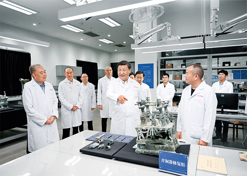 ></p><p>　　<span >2023年7月25日至27日，中共中央总书记、国家主席、中央军委主席习近平在四川考察。这是26日下午，习近平在位于德阳市广汉市的三星堆博物馆文物保护与修复馆，同现场工作人员亲切交流。（新华社记者 谢环驰/摄）</span></p><p>　　“第二个结合”，是我们党对马克思主义中国化时代化历史经验的深刻总结，是对中华文明发展规律的深刻把握，表明我们党对中国道路、理论、制度的认识达到了新高度，表明我们党的历史自信、文化自信达到了新高度，表明我们党在传承中华优秀传统文化中推进文化创新的自觉性达到了新高度。</p><p>　　<strong>三、更好担负起新的文化使命</strong></p><p>　　党的十八大以来，党中央在领导党和人民推进治国理政的实践中，把文化建设摆在全局工作的重要位置。经过这些年的不懈努力，文化传承发展呈现出新的气象、开创了新的局面，社会主义文化强国建设迈出坚实步伐。</p><p>　　在实践中，我们不断深化对文化建设的规律性认识，提出一系列新思想新观点新论断。这些重要观点，是新时代党领导文化建设实践经验的理论总结，是做好宣传思想文化工作的根本遵循，必须长期坚持贯彻、不断丰富发展。</p><p>　　在新的起点上继续推动文化繁荣、建设文化强国、建设中华民族现代文明，是我们在新时代新的文化使命。这里，我着重强调3点。</p><p>　　第一，坚定文化自信。自信才能自强。有文化自信的民族，才能立得住、站得稳、行得远。中华文明历经数千年而绵延不绝、迭遭忧患而经久不衰，这是人类文明的奇迹，也是我们自信的底气。坚定文化自信，就是坚持走自己的路。坚定文化自信的首要任务，就是立足中华民族伟大历史实践和当代实践，用中国道理总结好中国经验，把中国经验提升为中国理论，既不盲从各种教条，也不照搬外国理论，实现精神上的独立自主。要把文化自信融入全民族的精神气质与文化品格中，养成昂扬向上的风貌和理性平和的心态。</p><p>　　第二，秉持开放包容。开放包容始终是文明发展的活力来源，也是文化自信的显著标志。中华文明的博大气象，就得益于中华文化自古以来开放的姿态、包容的胸怀。秉持开放包容，就是要更加积极主动地学习借鉴人类创造的一切优秀文明成果。无论是对内提升先进文化的凝聚力感召力，还是对外增强中华文明的传播力影响力，都离不开融通中外、贯通古今。经过长期努力，我们比以往任何一个时代都更有条件破解“古今中西之争”，也比以往任何一个时代都更迫切需要一批熔铸古今、汇通中西的文化成果。我们必须坚持马克思主义中国化时代化，传承发展中华优秀传统文化，促进外来文化本土化，不断培育和创造新时代中国特色社会主义文化。</p><p>　　第三，坚持守正创新。对文化建设来说，守正才能不迷失自我、不迷失方向，创新才能把握时代、引领时代。守正，守的是马克思主义在意识形态领域指导地位的根本制度，守的是“两个结合”的根本要求，守的是中国共产党的文化领导权和中华民族的文化主体性。创新，创的是新思路、新话语、新机制、新形式，要在马克思主义指导下真正做到古为今用、洋为中用、辩证取舍、推陈出新，实现传统与现代的有机衔接。新时代的文化工作者必须以守正创新的正气和锐气，赓续历史文脉、谱写当代华章。</p><p>　　同志们！对历史最好的继承就是创造新的历史，对人类文明最大的礼敬就是创造人类文明新形态。希望大家担当使命、奋发有为，共同努力创造属于我们这个时代的新文化，建设中华民族现代文明！</p></article>
</div><div class=