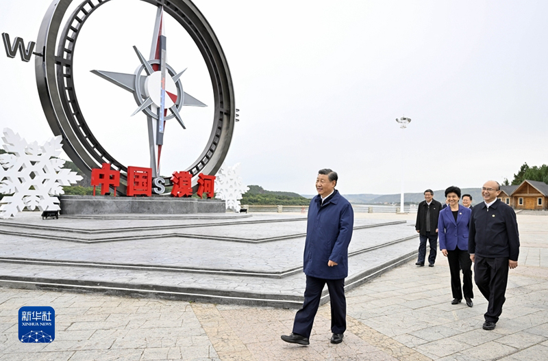 ></p><p>　<span >　9月6日至8日，中共中央总书记、国家主席、中央军委主席习近平在黑龙江考察。这是6日下午，习近平在大兴安岭地区漠河市北极村考察。（新华社记者 殷博古/摄）</span></p><p style=