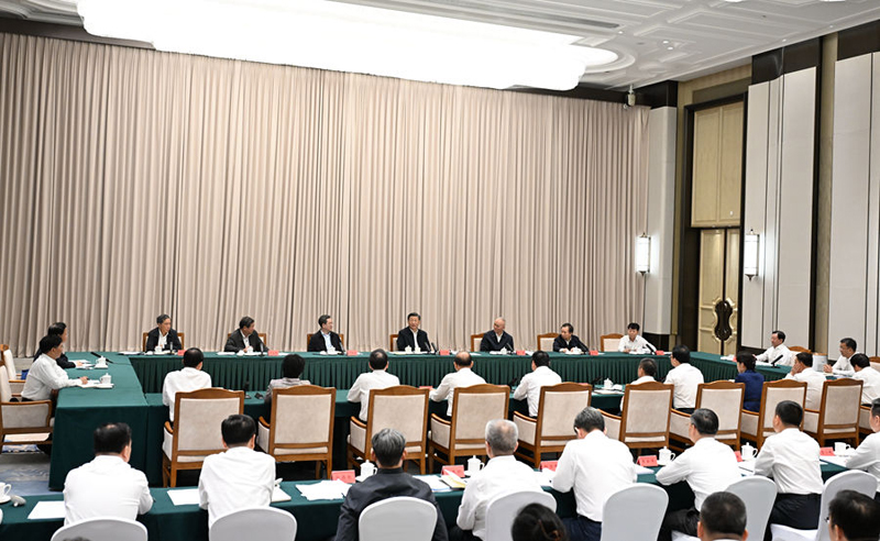 ></p><p>　<span >　9月7日下午，中共中央总书记、国家主席、中央军委主席习近平在黑龙江省哈尔滨市主持召开新时代推动东北全面振兴座谈会并发表重要讲话。（新华社记者 谢环驰/摄）</span></p><p>　　听取大家发言后，习近平发表了重要讲话。他强调，2018年9月在沈阳召开深入推进东北振兴座谈会以来，东北三省及内蒙古在推动东北振兴方面取得新进展新成效，国家粮食安全“压舱石”作用进一步夯实，产业安全基础不断巩固，能源安全保障作用不断强化，生态安全屏障不断筑牢，国防安全保障能力稳步提升，改革开放呈现新气象。</p><p>　　习近平指出，东北资源条件较好，产业基础比较雄厚，区位优势独特，发展潜力巨大。当前，推动东北全面振兴面临新的重大机遇：实现高水平科技自立自强，有利于东北把科教和产业优势转化为发展优势；构建新发展格局，进一步凸显东北的重要战略地位；推进中国式现代化，需要强化东北的战略支撑作用。相信在强国建设、民族复兴新征程中，东北一定能够重振雄风、再创佳绩。</p><p>　　习近平强调，要以科技创新推动产业创新，加快构建具有东北特色优势的现代化产业体系。推动东北全面振兴，根基在实体经济，关键在科技创新，方向是产业升级。要牢牢扭住自主创新这个“牛鼻子”，在巩固存量、拓展增量、延伸产业链、提高附加值上下功夫。加快传统制造业数字化、网络化、智能化改造，推动产业链向上下游延伸，形成较为完善的产业链和产业集群。主动对接国家战略需求，整合和优化科教创新资源，加大研发投入，掌握更多关键核心技术。积极培育产业园区，加强对口合作，加快科研成果落地转化。积极培育新能源、新材料、先进制造、电子信息等战略性新兴产业，积极培育未来产业，加快形成新质生产力，增强发展新动能。加快发展风电、光电、核电等清洁能源，建设风光火核储一体化能源基地。加强生态资源保护利用，依托东北的生态环境和生物资源优势，发展现代生物、大数据等新兴特色产业，发展冰雪经济和海洋经济。继续深化国有企业改革，实施国有企业振兴专项行动，提高国有企业核心竞争力，推动国有资本向重要行业和关键领域集中，强化战略支撑作用。创新央地合作模式，促进央地融合发展，更好带动地方经济发展。支持、鼓励、引导民营经济健康发展，实施更多面向中小企业的普惠性政策，形成多种所有制企业共同发展的良好局面。</p><p>　　习近平指出，要以发展现代化大农业为主攻方向，加快推进农业农村现代化。当好国家粮食稳产保供“压舱石”，是东北的首要担当。要始终把保障国家粮食安全摆在首位，加快实现农业农村现代化，提高粮食综合生产能力，确保平时产得出、供得足，极端情况下顶得上、靠得住。加大投入，率先把基本农田建成高标准农田，同步扩大黑土地保护实施范围，配套实施河湖连通、大型灌区续建改造工程，实施种业振兴行动，建设适宜耕作、旱涝保收、高产稳产的现代化良田。践行大食物观，合理开发利用东北各类资源，积极发展现代生态养殖，形成粮经饲统筹、农林牧渔多业并举的产业体系，把农业建成大产业。协同推进农产品初加工和精深加工，延伸产业链、提升价值链，拓展农业发展空间，促进农业增效、农民增收。</p><p>　　习近平强调，要加快建设现代化基础设施体系，提升对内对外开放合作水平。东北是我国向北开放的重要门户，在我国加强东北亚区域合作、联通国内国际双循环中的战略地位和作用日益凸显。要增强前沿意识、开放意识，加强与东部沿海和京津冀的联系，深度融入共建“一带一路”，在畅通国内大循环、联通国内国际双循环中发挥更大作用。要系统布局建设东北现代基础设施体系，加快论证和建设油气管道、高铁网和铁路网、新型电网和电力外送通道、新一代移动通信和数据网，加强同京津冀协同发展、长江经济带发展、长三角一体化发展、粤港澳大湾区建设、西部大开发等国家重大战略的对接，促进东北更好融入全国统一大市场。稳步扩大规则、规制、管理、标准等制度型开放。提高口岸通关能力和便利化程度。</p><p>　　习近平指出，要提高人口整体素质，以人口高质量发展支撑东北全面振兴。要大力发展普惠托育服务，减轻家庭生育养育教育负担，保持适度生育率和人口规模。大力发展基础教育，加大对东北高校办学支持力度，提升全民特别是年轻人受教育水平，提高人口素质。优化创新产业环境，加强人力资源开发利用，加大人才振兴的政策支持力度，打造更多创业创新平台，支持东北留住人才、引进人才。加快边境地区交通、通信、能源、水利等基础设施的规划布局建设，加强边境村屯公共服务设施建设，全面推进乡村振兴，努力留住现有人口，同时鼓励发展边境贸易、边境旅游和农产品加工等特色产业，支持在边境城市新建职业教育院校，帮助县城和小城镇提升产业承载能力和人口聚集能力。实施更有力的护边补助等支持政策。</p><p>　　习近平强调，要进一步优化政治生态，营造良好营商环境。大力弘扬东北抗联精神、大庆精神（铁人精神）、北大荒精神，引导党员、干部树立正确的政绩观，激发干事创业热情。加强党风廉政建设，一体推进不敢腐、不能腐、不想腐，严格落实中央八项规定精神，督促党员、干部特别是领导干部清廉自守、廉洁从政、干净做事。解放思想、转变观念，增强市场意识、服务意识，克服形式主义、官僚主义。全面构建亲清统一的新型政商关系，党员、干部既要关心支持民营企业发展，主动排忧解难，又要坚守廉洁底线。善于运用法治思维和法治方式解决问题、化解矛盾、协调关系，加强诚信建设，加强知识产权保护，常态化开展扫黑除恶，为各类经营主体创造稳定、透明、规范、可预期的法治环境。要抓紧化解地方债务风险，加快中小型金融机构风险处置，强化金融监管机制，重塑健康金融环境。要加强东北同中央和国家机关、东南沿海地区干部任职挂职和双向交流，优化干部队伍结构，提高专业化素质。要坚持严管厚爱相结合，落实“三个区分开来”，完善干部担当作为激励和保护机制，形成能者上、优者奖、庸者下、劣者汰的良好局面。</p><p>　　习近平指出，加强党的领导和党的建设，是东北全面振兴的根本保证。要注重抓好第一批、第二批主题教育的衔接联动，落实好党中央提出的目标要求和各项重点措施。深化理论学习，用新时代中国特色社会主义思想凝心铸魂，把党员、干部的思想和行动统一到党中央决策部署上来，增强信心、提振精神。大兴调查研究，提高党员、干部特别是领导干部科学谋划工作、解决实际问题、抓好工作落实能力。着眼推动高质量发展，教育引导党员、干部完整准确全面贯彻新发展理念，贯彻以人民为中心的发展思想，以科学态度和务实精神开创发展新局面。加强检视整改，督促党员、干部正视和解决党性党风党纪方面的问题，以新风正气振奋人民群众发展信心。</p><p>　　习近平最后强调，入汛以来，东北一些地方遭受严重洪涝灾害。党中央已就抗洪救灾和灾后恢复重建作出全面部署。希望东北三省及内蒙古党委和政府认真落实党中央决策部署，切实抓好灾后恢复重建各项工作，确保受灾群众温暖过冬，确保灾区学生有学上，尽快恢复灾区正常生产生活秩序。要高度警惕秋汛，做好抢险救灾各项准备，有备无患。</p><p>　　丁薛祥在讲话中表示，要坚持以习近平新时代中国特色社会主义思想为指导，深入学习贯彻党的二十大精神和习近平总书记重要讲话精神，牢牢把握时代使命，坚持统筹发展和安全，推动东北全面振兴取得新突破，更好服务国家发展大局。深入实施创新驱动发展战略，加快建设区域创新高地，推动产学研用深度融合，以高水平创新促进高质量发展。全面深化改革，持续优化营商环境，稳步扩大制度型开放，激发内生发展活力。牢固树立以人民为中心的发展思想，扎扎实实办好每一件民生实事，不断增强人民群众获得感、幸福感、安全感。</p><p>　　李干杰、何立峰、穆虹、姜信治出席座谈会，中央和国家机关有关部门、有关地方、有关企业负责同志参加座谈会。</p></article>
</div><div class=