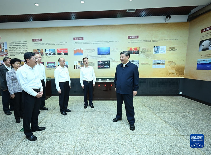 > </span></p><p>　　<span >9月6日至8日，中共中央总书记、国家主席、中央军委主席习近平在黑龙江考察。这是7日上午，习近平在哈尔滨工程大学哈军工纪念馆考察。（新华社记者 谢环驰/摄）</span></p><p style=