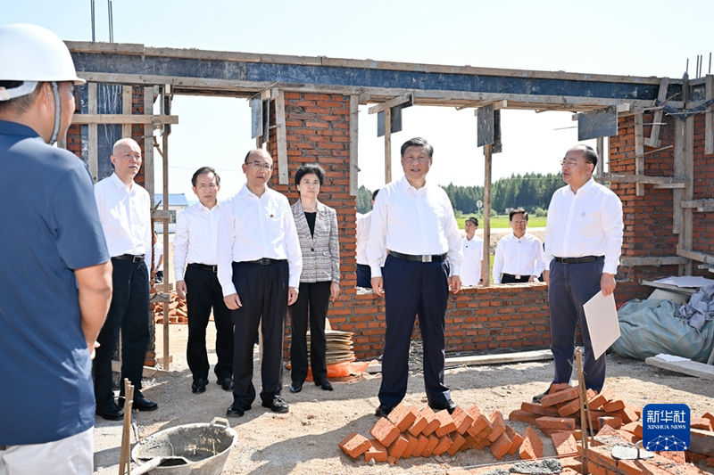 > </span></p><p>　　<span >9月6日至8日，中共中央总书记、国家主席、中央军委主席习近平在黑龙江考察。这是7日上午，习近平在遭受洪涝灾害的哈尔滨尚志市老街基乡龙王庙村，察看水毁房屋重建情况。（新华社记者 殷博古/摄）</span></p><p style=