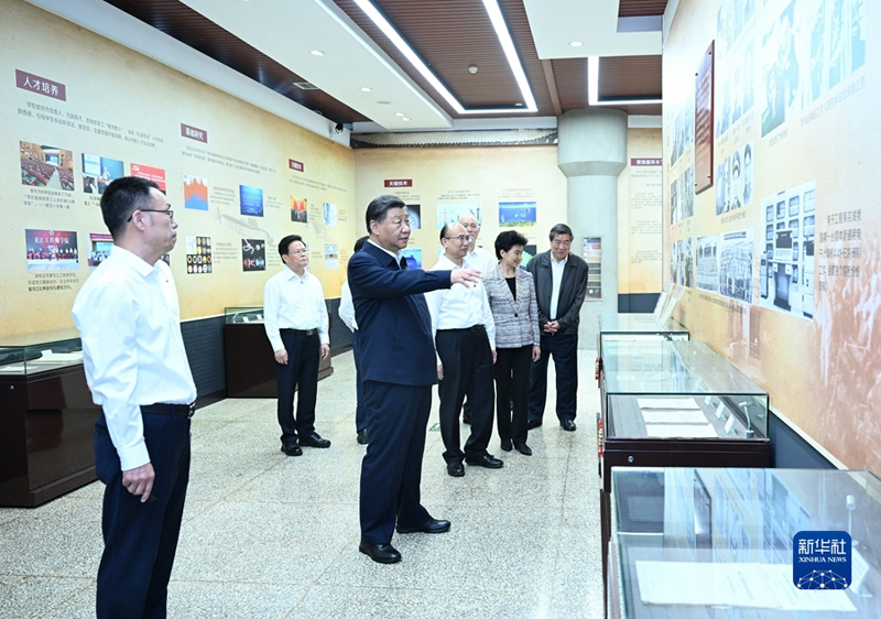 ></p><p>　　<span >9月6日至8日，中共中央总书记、国家主席、中央军委主席习近平在黑龙江考察。这是7日上午，习近平在哈尔滨工程大学哈军工纪念馆考察。（新华社记者 谢环驰/摄）</span></p><p style=