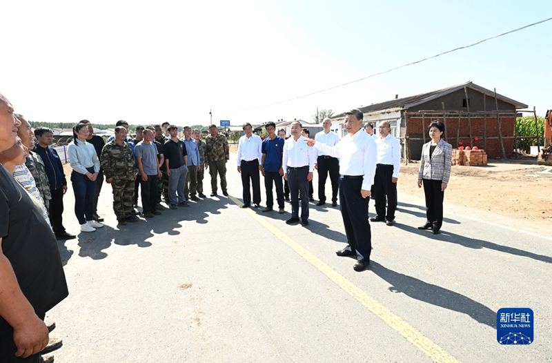 ></p><p>　<span >　9月6日至8日，中共中央总书记、国家主席、中央军委主席习近平在黑龙江考察。这是7日上午，习近平在遭受洪涝灾害的哈尔滨尚志市老街基乡龙王庙村，同当地村民和施工人员亲切交流。（新华社记者 谢环驰/摄）</span></p><p>　　看到总书记来了，当地村民和施工人员纷纷围拢过来，向总书记问好。习近平亲切地对大家说，党和政府十分关心灾区群众，始终同大家风雨同舟、携手同行，希望乡亲们在党组织领导下齐心协力、共克时艰，努力建设美好家园。</p><p style=