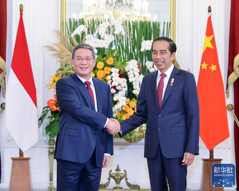 ></p><p>　　<span >当地时间9月8日上午，国务院总理李强在雅加达同印度尼西亚总统佐科会谈。（新华社记者 刘彬/摄）</span></p><p>　　新华社雅加达9月8日电（记者余谦梁 陆芸 高阳）当地时间9月8日上午，国务院总理李强在雅加达同印度尼西亚总统佐科会谈。</p><p>　　李强首先转达习近平主席对佐科总统的亲切问候。李强表示，在两国元首战略引领下，中印尼关系保持强劲发展势头。一个多月前，习近平主席同你在成都会晤，就建设中印尼命运共同体“实景图”达成新的重要共识。中方愿同印尼一道落实两国元首重要共识，进一步加强发展战略对接，促进两国共同发展，为地区稳定繁荣注入持久动力。</p><p>　　一是不断深化战略互信，筑牢共建命运共同体的政治根基。把握自身根本和长远利益，在涉及彼此核心利益和重大关切问题上加大相互支持，共同应对好各类风险挑战，不断拓展各层级交往，发挥好两国高级别对话合作等机制作用，在各自国家现代化建设进程中互鉴互促、携手前行。</p><p>　　二是持续扩大务实合作，拉紧共建命运共同体的利益纽带。中方愿同印尼全力做好雅万高铁正式运营各项准备工作，将“区域综合经济走廊”和“两国双园”打造成共建“一带一路”合作新旗舰项目。愿与印尼高质量实施《区域全面经济伙伴关系协定》，扩大印尼大宗商品和优质农渔产品进口，鼓励中国企业赴印尼投资兴业。中方支持印尼新首都建设，愿同印尼加快培育数字经济、绿色发展等合作“新引擎”，进一步加强农业、医药卫生、青年、教育、文化、旅游等领域交流与合作。</p><p>　　三是密切多边领域协作，丰富共建中印尼命运共同体的时代内涵。继续弘扬万隆精神，坚持真正的多边主义，推动全球治理朝着更加公正合理的方向发展。中方愿同印尼在双边、区域和多边层面积极践行全球发展倡议、全球安全倡议、全球文明倡议。</p><p>　　佐科请李强转达对习近平主席的诚挚问候，表示印尼和中国全面战略伙伴关系近年来取得丰硕成果。印尼感谢中方坚定支持印尼发挥东盟轮值主席国作用，支持维护东盟中心地位。印尼坚持一个中国原则，愿同中方加强贸易投资、农渔业、基础设施、数字经济、新能源、旅游、医疗卫生等领域合作，推进“两国双园”等战略合作项目，推动两国关系再上新台阶。印尼将继续弘扬万隆精神，愿同中方共同推进区域合作，携手维护地区和平、稳定与繁荣。</p><p>　　访问期间，双方签署工业、农业、渔业、电子商务、科技创新等多个双边合作文件。</p><p>　　会谈前，佐科在总统府广场为李强举行隆重欢迎仪式。</p><p>　　吴政隆等参加上述活动。</p></article>
</div><div class=