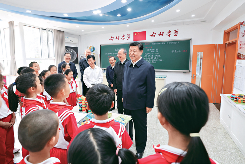 ></p><p>　　<span >2023年5月31日上午，中共中央总书记、国家主席、中央军委主席习近平来到北京育英学校看望慰问师生，向全国广大少年儿童祝贺“六一”国际儿童节快乐。这是习近平在科学教室同小学生们亲切交流。（新华社记者 王晔/摄）</span></p><p>　　<strong>第一，培养担当民族复兴大任的时代新人。</strong>培养什么人、怎样培养人、为谁培养人是教育的根本问题，也是建设教育强国的核心课题。我们建设教育强国的目的，就是培养一代又一代德智体美劳全面发展的社会主义建设者和接班人，培养一代又一代在社会主义现代化建设中可堪大用、能担重任的栋梁之才，确保党的事业和社会主义现代化强国建设后继有人。浇花浇根，育人育心。要坚持不懈用新时代中国特色社会主义思想铸魂育人，着力加强社会主义核心价值观教育，引导学生树立坚定的理想信念，永远听党话、跟党走，矢志奉献国家和人民。要坚持改革创新，推进大中小学思想政治教育一体化建设，提高思政课的针对性和吸引力。网络已成为广大青少年学习生活的重要空间，要提高网络育人能力，扎实做好互联网时代的学校思想政治工作和意识形态工作。</p><p>　　<strong>第二，加快建设高质量教育体系。</strong>当前，我国教育已由规模扩张阶段转向高质量发展阶段。要坚持把高质量发展作为各级各类教育的生命线，加快建设高质量教育体系，以教育高质量发展赋能经济社会可持续发展。建设教育强国，基点在基础教育。基础教育搞得越扎实，教育强国步伐就越稳、后劲就越足。要推进学前教育普及普惠安全优质发展，推动义务教育优质均衡发展和城乡一体化。基础教育既要夯实学生的知识基础，也要激发学生崇尚科学、探索未知的兴趣，培养其探索性、创新性思维品质。要在全社会树立科学的人才观、成才观、教育观，加快扭转教育功利化倾向，形成健康的教育环境和生态。建设教育强国，龙头是高等教育。放眼全球，任何一个教育强国都是高等教育强国。要把加快建设中国特色、世界一流的大学和优势学科作为重中之重，大力加强基础学科、新兴学科、交叉学科建设，瞄准世界科技前沿和国家重大战略需求推进科研创新，不断提升原始创新能力和人才培养质量。要建设全民终身学习的学习型社会、学习型大国，促进人人皆学、处处能学、时时可学，不断提高国民受教育程度，全面提升人力资源开发水平，促进人的全面发展。</p><p>　　<strong>第三，全面提升教育服务高质量发展的能力。</strong>要把服务高质量发展作为建设教育强国的重要任务。当今时代，人才是第一资源，科技是第一生产力，创新是第一动力，建设教育强国、科技强国、人才强国具有内在一致性和相互支撑性，要把三者有机结合起来、一体统筹推进，形成推动高质量发展的倍增效应。要进一步加强科学教育、工程教育，加强拔尖创新人才自主培养，为解决我国关键核心技术“卡脖子”问题提供人才支撑。要系统分析我国各方面人才发展趋势及缺口状况，根据科学技术发展态势，聚焦国家重大战略需求，动态调整优化高等教育学科设置，有的放矢培养国家战略人才和急需紧缺人才，提升教育对高质量发展的支撑力、贡献力。要统筹职业教育、高等教育、继续教育，推进职普融通、产教融合、科教融汇，源源不断培养高素质技术技能人才、大国工匠、能工巧匠。</p><p>　　<strong>第四，在深化改革创新中激发教育发展活力。</strong>从教育大国到教育强国是一个系统性跃升和质变，必须以改革创新为动力。要坚持系统观念，统筹推进育人方式、办学模式、管理体制、保障机制改革，坚决破除一切制约教育高质量发展的思想观念束缚和体制机制弊端，全面提高教育治理体系和治理能力现代化水平。教育公平是社会公平的重要基础，也是建设教育强国的内在要求。要把促进教育公平融入到深化教育领域综合改革的各方面各环节，缩小教育的城乡、区域、校际、群体差距，努力让每个孩子都能享有公平而有质量的教育，更好满足群众对“上好学”的需要。教育评价事关教育发展方向，事关教育强国成败。要紧扣建设教育强国目标，深化新时代教育评价改革，构建多元主体参与、符合我国实际、具有世界水平的教育评价体系。要加强教材建设和管理，牢牢把握正确政治方向和价值导向，用心打造培根铸魂、启智增慧的精品教材。教育数字化是我国开辟教育发展新赛道和塑造教育发展新优势的重要突破口。我国互联网上网人数已达10.67亿人，要进一步推进数字教育，为个性化学习、终身学习、扩大优质教育资源覆盖面和教育现代化提供有效支撑。</p><p>　　<strong>第五，增强我国教育的国际影响力。</strong>要根据国际形势发展变化，完善教育对外开放战略策略，统筹做好“引进来”和“走出去”两篇大文章，有效利用世界一流教育资源和创新要素，使我国成为具有强大影响力的世界重要教育中心。要积极参与全球教育治理，大力推进“留学中国”品牌建设，讲好中国故事、传播中国经验、发出中国声音，增强我国教育的国际影响力和话语权。要坚持扩大教育对外开放不动摇。深入贯彻总体国家安全观，把牢教育对外开放正确方向和安全底线。</p><p>　　<strong>第六，培养高素质教师队伍。</strong>强教必先强师。要把加强教师队伍建设作为建设教育强国最重要的基础工作来抓，健全中国特色教师教育体系，大力培养造就一支师德高尚、业务精湛、结构合理、充满活力的高素质专业化教师队伍。要立足教育强国建设实际需要，加大教职工统筹配置和跨区域调整力度。要弘扬尊师重教社会风尚，提高教师政治地位、社会地位、职业地位，使教师成为最受社会尊重的职业之一，支持和吸引优秀人才热心从教、精心从教、长期从教、终身从教。要加强师德师风建设，引导广大教师坚定理想信念、陶冶道德情操、涵养扎实学识、勤修仁爱之心，树立“躬耕教坛、强国有我”的志向和抱负，坚守三尺讲台，潜心教书育人。</p><p style=