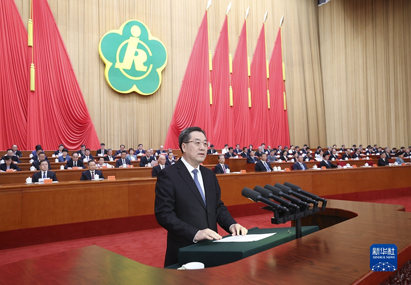 ></p><p>　　<span >9月18日，中国残疾人联合会第八次全国代表大会在北京人民大会堂开幕。这是中共中央政治局常委、国务院副总理丁薛祥代表党中央、国务院致词。（新华社记者 庞兴雷/摄）</span></p><p>　　丁薛祥代表党中央、国务院发表了题为《在中国式现代化进程中共同创造残疾人更加幸福美好的生活》的致词，向大会召开表示热烈祝贺，向全国广大残疾人、残疾人亲友、残疾人工作者致以亲切问候，向关心支持残疾人事业的社会各界人士表示衷心感谢。</p><p>　　丁薛祥在致词中表示，在以习近平同志为核心的党中央坚强领导下，新时代十年我国残疾人事业开创了蓬勃发展的新局面，如期实现“全面建成小康社会，残疾人一个也不能少”的目标。广大残疾人以梦想为伴、与时代同行，用顽强奋斗把一个个美好梦想变成现实，以实际行动生动诠释了自强不息的伟大民族精神和时代精神。</p><p>　　丁薛祥强调，党的二十大对完善残疾人社会保障制度和关爱服务体系、促进残疾人事业全面发展提出了明确要求。要坚持以习近平新时代中国特色社会主义思想为指导，全面贯彻落实习近平总书记对残疾人事业发展作出的重要论述和重要指示批示精神，牢牢把握平等、融合、共享的价值导向，牢牢把握推进残疾人事业现代化的历史使命，牢牢把握推进残疾人共同富裕的目标任务，促进残疾人事业全面发展。各级党委和政府要进一步健全残疾人事业领导体制，各级政府残疾人工作委员会加强统筹协调，有关部门单位密切配合，各级残联认真履职尽责，广大残疾人继续发扬自尊、自信、自强、自立精神，在中国式现代化进程中共同创造残疾人更加幸福美好的生活。</p><p>　　中华全国妇女联合会党组书记、书记处第一书记黄晓薇代表中华全国总工会、中国共产主义青年团中央委员会、中华全国妇女联合会、中国文学艺术界联合会、中国作家协会、中国科学技术协会、中华全国归国华侨联合会、中华全国台湾同胞联谊会向大会致贺词。贺词指出，各群团组织要继续发扬优良传统，充分发挥各自优势，带领所联系群众更加信心满怀、更加斗志昂扬地紧跟党走在强国建设、民族复兴的康庄大道上，共同谱写新时代党的群团工作新篇章。</p><p style=