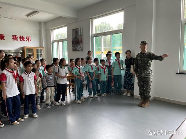 淄博：张店区和平街道一堂开设在军营中的国防教育宣讲课