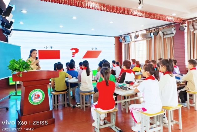 群雁高飞头雁领 教师成长蓝带青——武穴市第五实验小学教联体开展数学教研活动