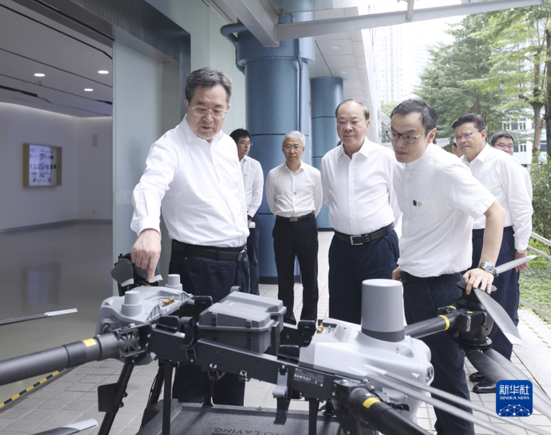 ></p><p>　　<span >10月13日至15日，中共中央政治局常委、国务院副总理丁薛祥在广东深圳调研。这是10月13日，丁薛祥在大疆创新科技有限公司了解企业技术研发创新和经营发展情况。（新华社记者 王晔/摄）</span></p><p>　　大疆创新科技有限公司作为全球领先的民用无人机研发和生产企业，近年来不断推出新产品、拓展应用领域。丁薛祥认真听取企业技术研发创新和经营发展情况汇报，了解无人机在农业服务、快递运输、影视传媒等方面应用情况。他说，要强化企业科技创新主体地位，加强以企业为主导的产学研深度融合，推动产业链上下游、大中小企业协同创新。加快科技成果向现实生产力转化，拉动有效投资、创造消费需求，打造新的优势产业和经济增长点。</p><p style=