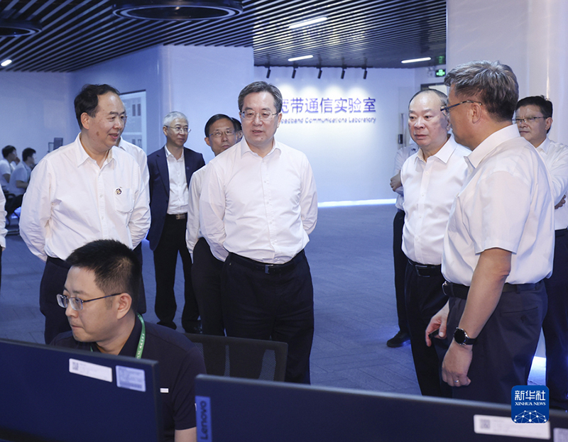 ></p><p>　<span >　10月13日至15日，中共中央政治局常委、国务院副总理丁薛祥在广东深圳调研。这是10月13日，丁薛祥在鹏城实验室调研了解实验室建设运行和重大项目攻关情况。（新华社记者 王晔/摄）</span></p><p>　　实施创新驱动发展战略，需要不断增强科技和教育的支撑作用。丁薛祥走进鹏城实验室，调研了解实验室建设运行和重大项目攻关情况。他希望实验室聚焦重点领域开展战略性、前瞻性、基础性研究，加强与高校、科研院所、科技领军企业等合作，形成功能互补、良性互动的协同创新格局。丁薛祥还来到深圳职业技术大学，调研产教融合、科教融合等情况。他指出，要围绕现代化产业体系建设需要，完善职业教育体制机制，优化学科专业设置，着力培养高素质技术技能人才。他勉励大学生珍惜时代机遇，不断增长本领和才干，在服务国家发展中实现人生理想和价值。</p><p>　　中共中央政治局委员、广东省委书记黄坤明参加调研。</p></article>
</div><div class=