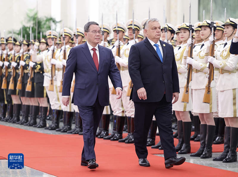 ></p><p>　　<span >10月16日上午，国务院总理李强在北京人民大会堂同来华出席第三届“一带一路”国际合作高峰论坛并进行正式访问的匈牙利总理欧尔班会谈。会谈前，李强在人民大会堂北大厅为欧尔班举行欢迎仪式。（新华社记者 刘彬/摄）</span></p><p>　　李强表示，近年来，在习近平主席和欧尔班总理战略引领下，中匈互利合作取得丰硕成果，树立了构建新型国际关系的典范。中方愿同匈方一道努力，将两国领导人重要共识不断转化为实际行动，做相互支持的真朋友、发展繁荣的同路人、相知相亲的好伙伴，更好惠及两国人民。</p><p>　　李强指出，中方愿同匈方筑牢政治互信基础，继续坚定支持彼此主权、安全和发展利益。中方愿推动“一带一路”倡议与匈牙利“向东开放”战略更紧密对接，共同努力推动贸易、投资、金融等领域务实合作不断提质升级。抓紧推进匈塞铁路项目，拓展新能源、数字经济、人工智能等领域创新合作，更好助力两国实现各自发展目标。双方要深化教育、旅游、体育等人文交流，夯实两国关系的民意基础。中方愿同匈方加强多边领域沟通协作，维护两国共同利益，推动全球治理朝着更公正合理方向发展。中国的发展对欧洲是机遇不是挑战，是动力不是风险。希望匈方继续为加强中国－中东欧国家合作、推动中欧关系发展发挥积极作用。</p><p>　　欧尔班表示，匈中关系有着深厚基础。匈方一贯恪守一个中国原则，将继续奉行对华友好政策，积极参与共建“一带一路”，支持互联互通、开放合作，反对脱钩和封闭。匈方愿同中方一道，以明年两国建交75周年为契机，深化各领域互利合作，推动匈中关系和中东欧国家以及欧盟国家对华合作进一步发展。</p><p>　　会谈后，两国总理共同见证签署共建“一带一路”、产业与投资、工业和信息化、教育、海关、供应链、发展政策、数字经济、绿色发展等多项双边合作文件。</p><p>　　会谈前，李强在人民大会堂北大厅为欧尔班举行欢迎仪式。</p><p>　　吴政隆参加上述活动。</p><p>　　当日上午，欧尔班向人民英雄纪念碑敬献花圈。</p></article>
</div><div class=
