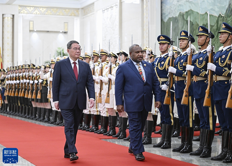 ></p><p>　　<span >10月16日下午，国务院总理李强在北京人民大会堂同来华出席第三届“一带一路”国际合作高峰论坛并进行正式访问的巴布亚新几内亚总理马拉佩会谈。会谈前，李强在人民大会堂北大厅为马拉佩举行欢迎仪式。（新华社记者 张领/摄）</span></p><p>　　李强表示，中国和巴新建交47年来，两国关系快速发展，走在中国同太平洋岛国发展合作前列。习近平主席将同马拉佩总理举行会晤，共同擘画两国关系发展新蓝图。中国愿继续做巴新的真诚朋友，进一步深化和拓展双边互惠互利合作，共创美好未来，造福两国人民。</p><p>　　李强指出，中方愿同巴新继续夯实政治互信，在涉及彼此核心利益和重大关切问题上坚定相互支持。进一步精准对接发展战略，扩大在基础设施、经济特区建设、农林渔加工业等领域合作，在高质量共建“一带一路”框架内取得更多务实成果，为中国同太平洋岛国“一带一路”合作发挥引领和示范作用。中方愿同巴新尽早举行新一轮经贸联委会，加快推进双边自贸协定联合可行性研究，深化教育、旅游、地方等人文交流合作。双方要加强在联合国、亚太经合组织等多边机制中的协调配合，深化应对气候变化南南合作，助力太平洋岛国可持续发展，共促地区及世界和平、稳定与繁荣。</p><p>　　马拉佩表示，中国引领全球南方国家发展，是巴新的重要合作伙伴。巴新高度赞赏中国共产党领导中国人民取得的巨大发展成就，感谢中方为巴新实现国家发展提供的有力支持。巴新恪守一个中国原则，坚定支持中方维护自身核心利益，愿积极参与共建“一带一路”，深化两国贸易、投资、农业、人文等领域合作，推动两国关系不断向前发展。</p><p>　　会谈后，两国总理共同见证签署共建“一带一路”、落实全球发展倡议、经济、能源、教育、应对气候变化、可持续发展等多项双边合作文件。</p><p>　　会谈前，李强在人民大会堂北大厅为马拉佩举行欢迎仪式。</p><p>　　吴政隆参加上述活动。</p></article>
</div><div class=