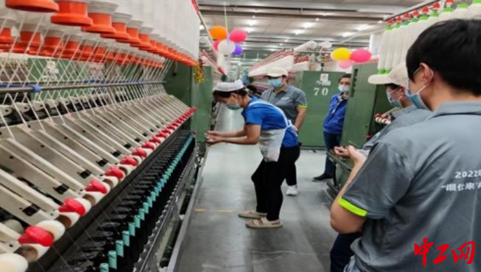日前，淄博市举办了全市纺纱工职业技能竞赛。图为比赛现场。淄博市总工会供图