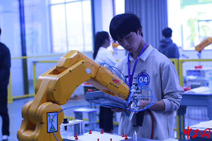 11月4日，2023年“阜创汇”“阜南匠造”职业技能竞赛工业机器人应用与维护项目现场。郑伟 摄