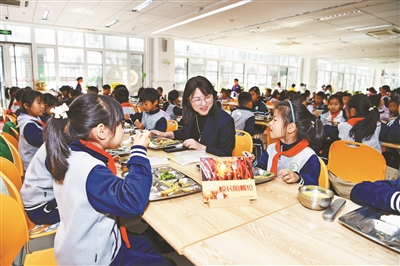 学生都爱到学校食堂吃饭了