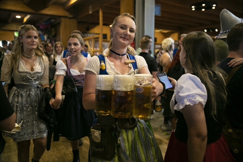 工作人员在德国慕尼黑啤酒节上运送啤酒