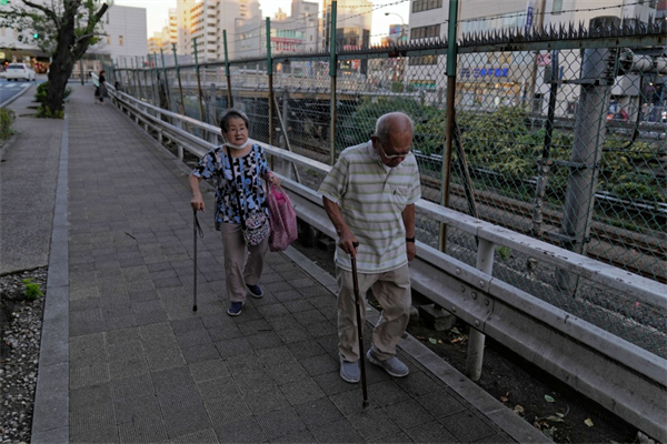 9月18日，两位老人在日本东京巢鸭附近散步