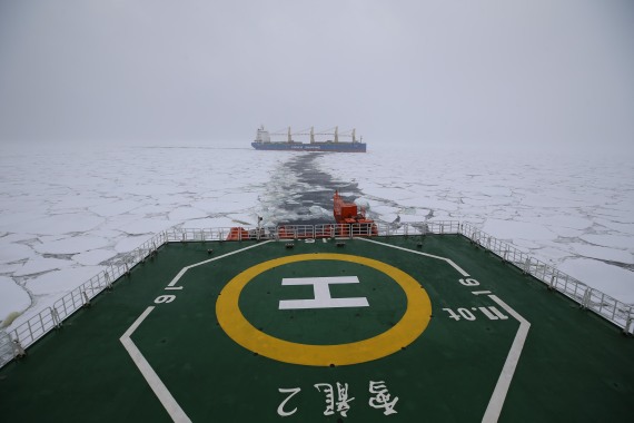 “雪龙2”号和 “天惠”轮结伴破冰航行